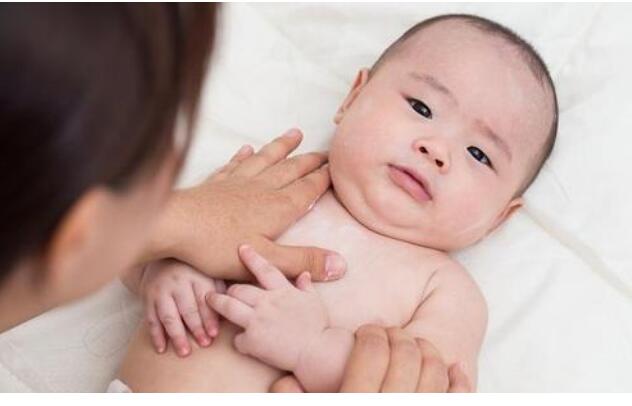 宝宝突然打嗝该如何止嗝?