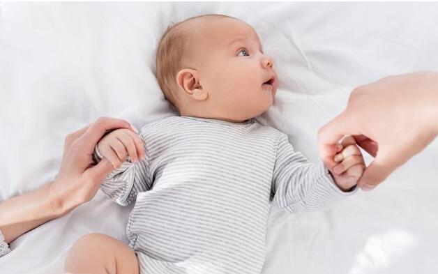 宝宝吐奶学会拍嗝就OK吗?