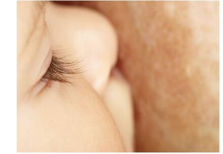 如何护理新生儿吐奶