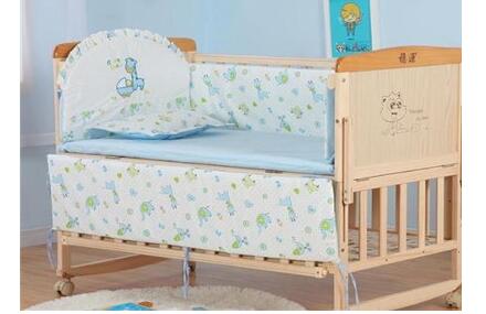 宝宝刚出生睡婴儿床吗