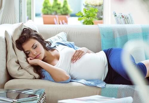 孕期睡姿关系胎儿的生长发育