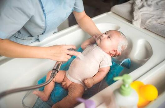 婴儿洗澡应该注意哪些细节?