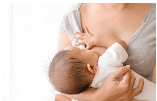 宝宝吐奶,不一定是因为空气,可能是母乳喂养的问题