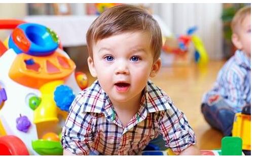 小孩子胆小怕生怎么办 缓解宝宝怕生的弱点策略