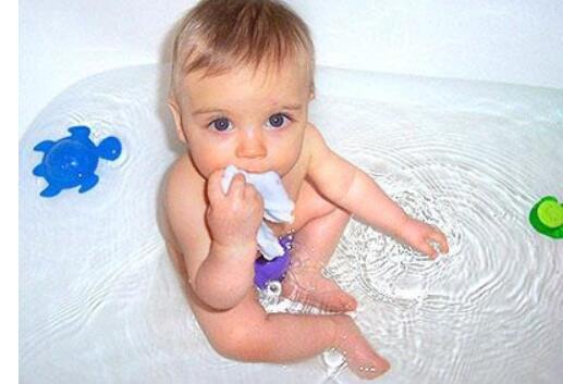 婴儿洗澡好处多 家长要注意澡后护理