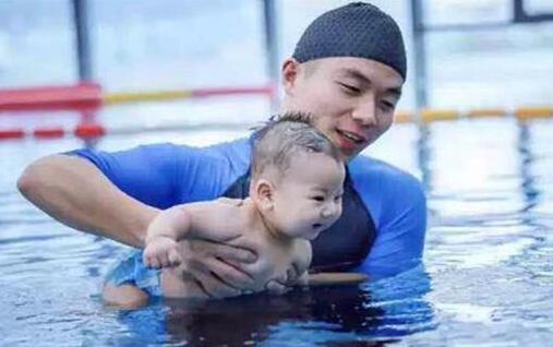 宝宝多大开始学游泳?如何安全地游泳?