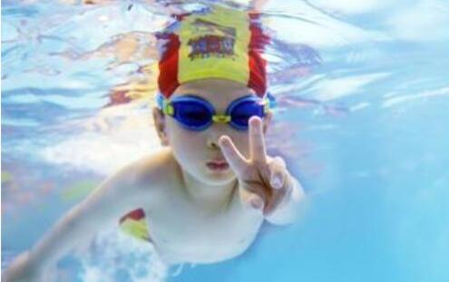 宝宝多大开始学游泳?如何安全地游泳?