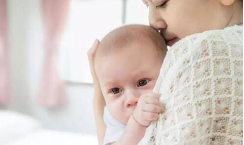 如何处理宝宝吐奶?