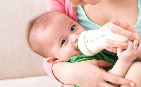 如何处理宝宝吐奶?