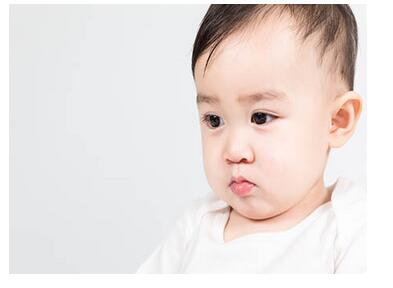 如何正确处理宝宝吐奶?