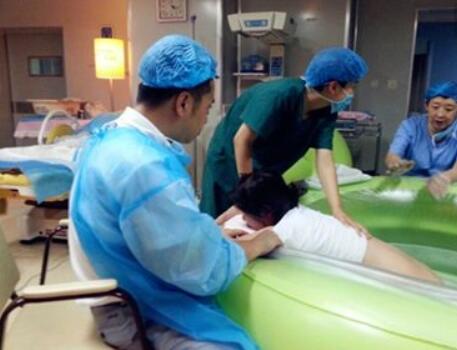 盘点一下水中分娩的优点和危害