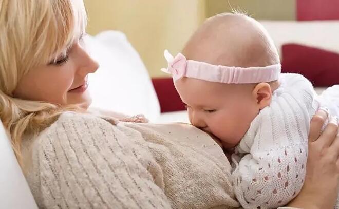 宁愿孩子饿着,也不愿喂配方奶!为何妈妈都对母乳喂养有执念?