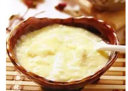 牛奶蛋黄米汤粥