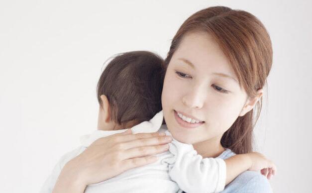 新生儿拍嗝做得好,远离吐奶烦恼