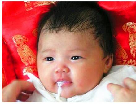 如何区别宝宝溢奶or吐奶?