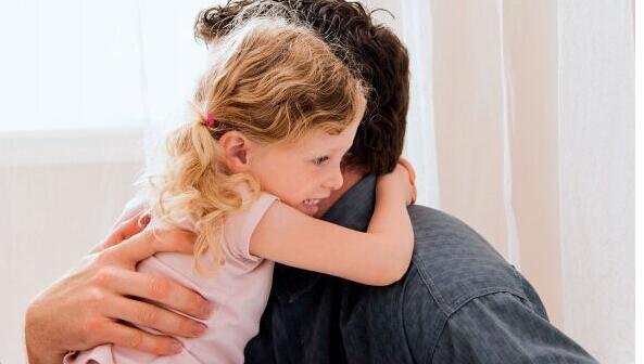 家长逗宝宝要避免的五个危险动作