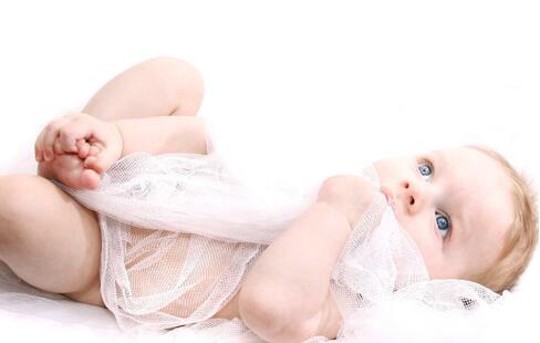 宝宝老吐奶,宝爸宝妈该怎么办?