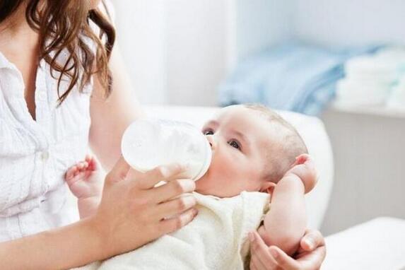 宝宝吐奶怎么处理?别总是竖抱拍嗝