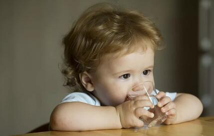 学游泳、多爬行促进大脑发育