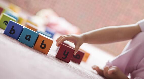 推荐三个家长可以和3个月大的宝宝做的小游戏