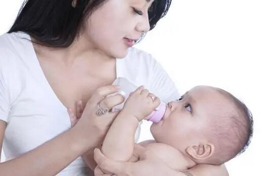 如何应对宝宝的吐奶?