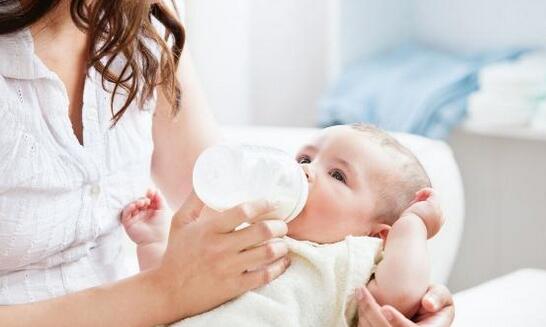 宝宝溢奶吐奶,注意这三点!