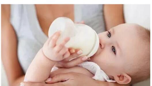 新手爸妈喂养宝宝,如何掌控喝奶量呢?