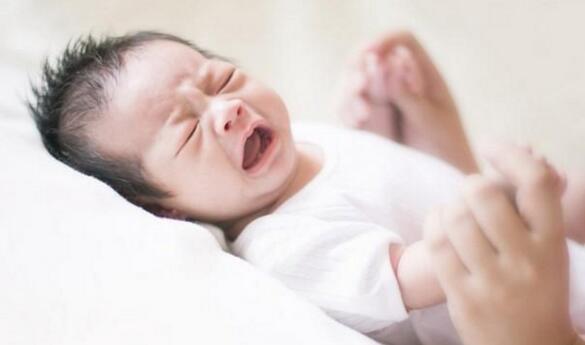 宝宝肚子胀气难受,妈妈这么做可缓解!