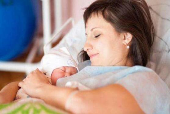 新手爸妈们给宝宝拍嗝,来看看正确做法!