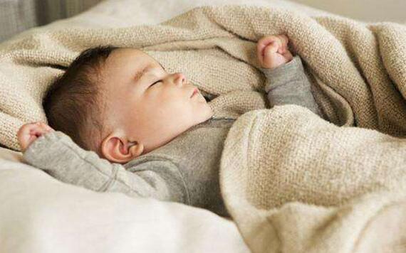 孩子睡觉时若有这3个小动作,父母别不当回事!