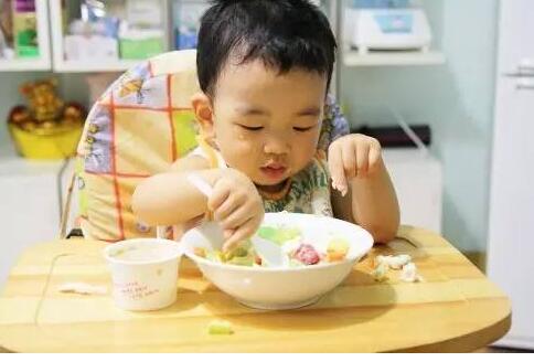 宝宝进入自主进食关键期,家长千万别干预!