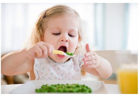 宝宝进入自主进食关键期,家长千万别干预!