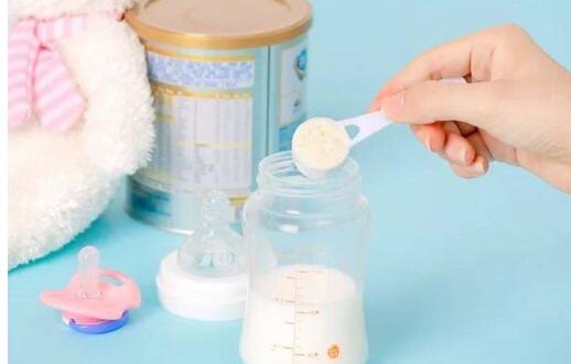 给孩子冲奶粉不能自由发挥,切莫给孩子健康挖坑!