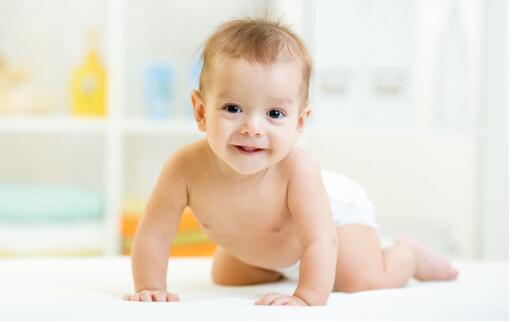 宝宝爬得比别人慢,父母要仔细观察找原因哦!