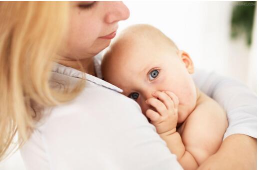 宝宝打呃不是病,妈妈们要知道预防!