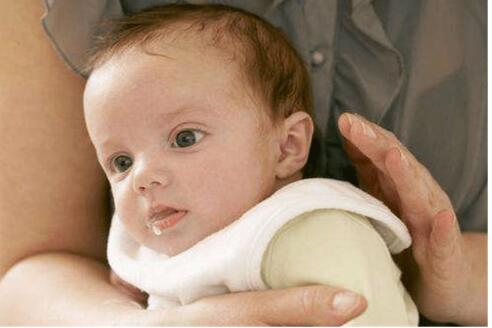 新生儿吐奶的那些事儿,这篇文帮你答疑解惑!