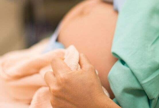 孕妇羊水破了赶紧去医院,不然危害太大了!