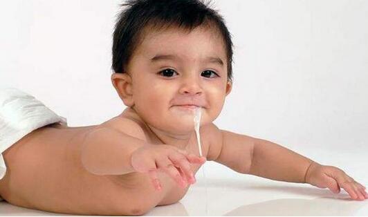 宝宝吐奶也有轻重,家庭护理小技巧学起来!