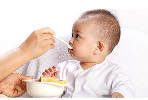 如何正确喂养小婴儿?这些技巧快来学!