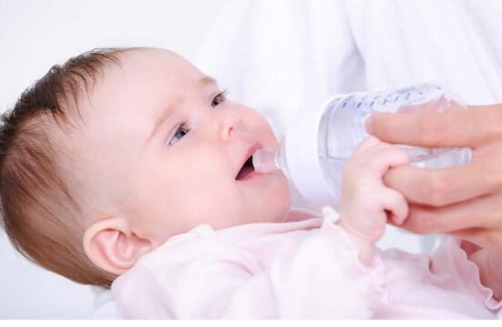 宝宝出现这五种情况说明,身体缺水了!妈妈们一定要重视!