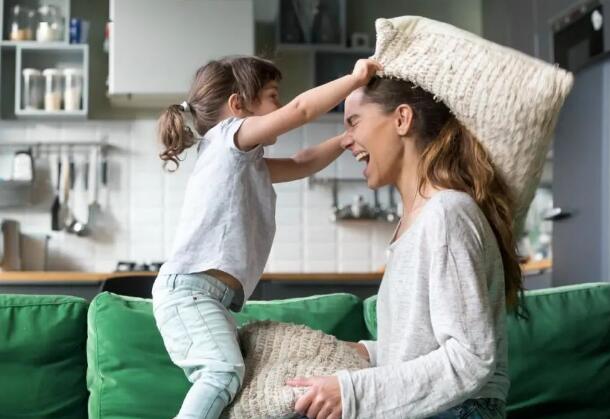 孩子情绪失控打妈妈怎么办?家长需做到这四步!