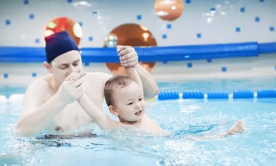 宝宝游泳好处多,但这几类婴儿不适合