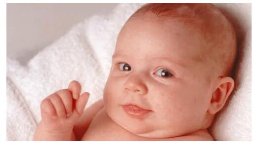 宝宝总是喜欢抓脸,可能是因为这四点!