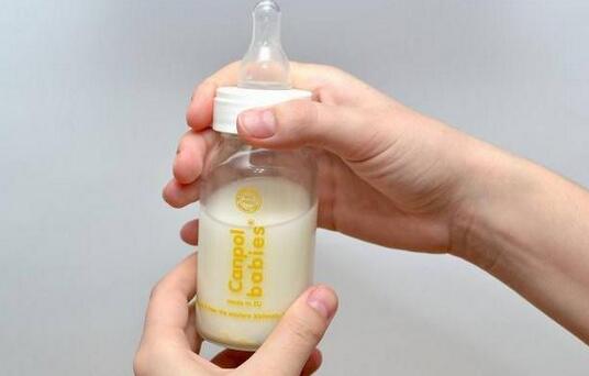 过度喂养对宝宝伤害大,妈妈们可要注意了!