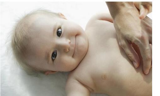 温柔抚触对宝宝大有好处,爸爸妈妈快行动起来吧!