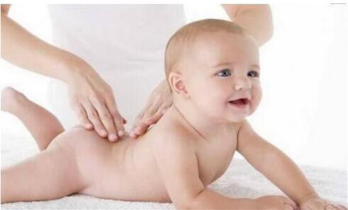 温柔抚触对宝宝大有好处,爸爸妈妈快行动起来吧!