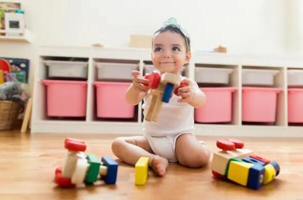 玩具是宝宝的好伙伴,要如何选择适合他的呢?看这四点就知道了