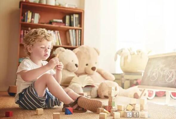 玩具是宝宝的好伙伴,要如何选择适合他的呢?看这四点就知道了