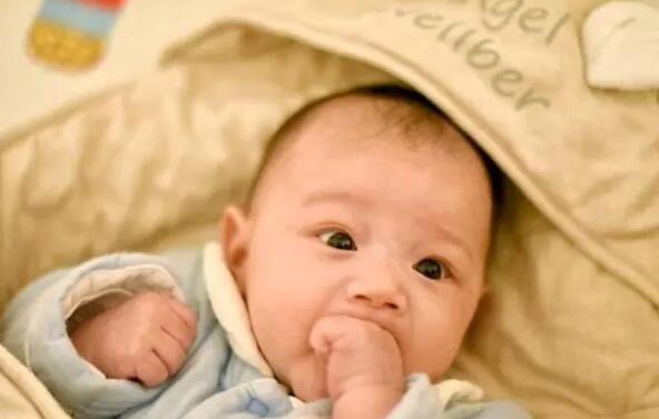 小宝宝为什么爱“啃手啃脚”?宝妈宝爸要注意什么?