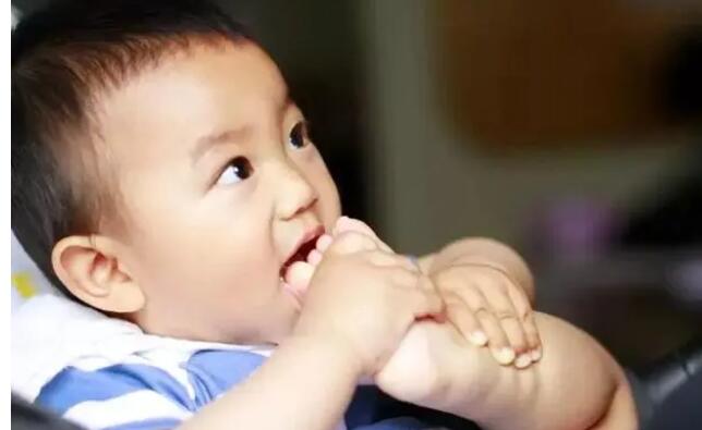 小宝宝为什么爱“啃手啃脚”?宝妈宝爸要注意什么?